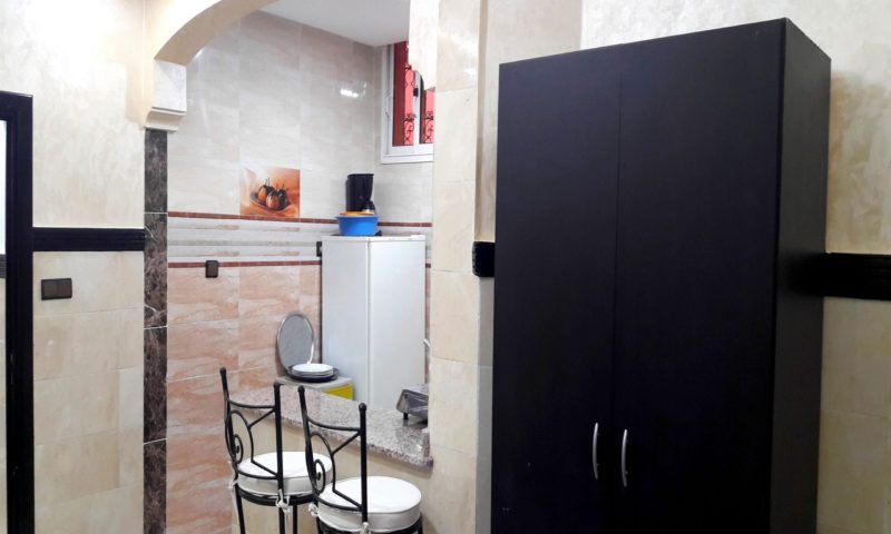 studio Gueliz avec Cuisine équipée , climatiseurs chaud/froid pour familles