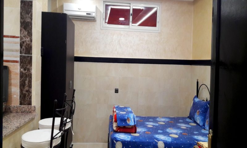 Chambre avec armoire composé de 1 lit double et 1 lit simple à Gueliz Marrakech