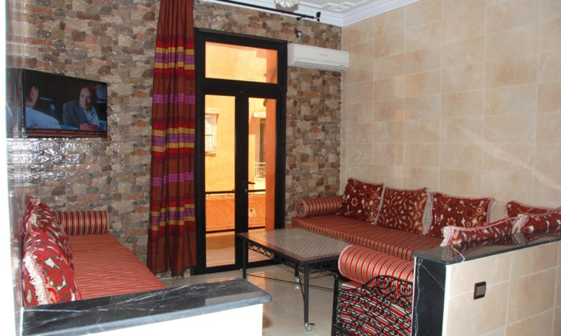 Salon du Riad jood Marrakech vacances avec balcon et climatiseurs chaud/froid
